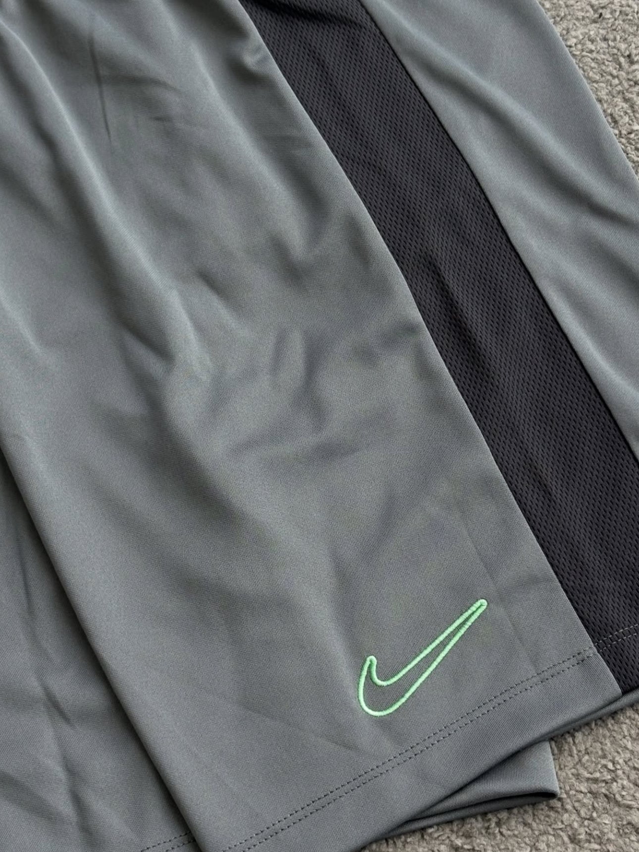 Conjunto Nike Academy + Chinelo Victori One