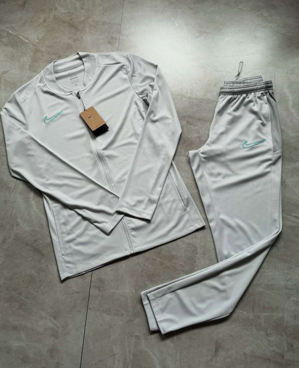 Conjunto Nike DRI-FIT 2025 (ice frozen)