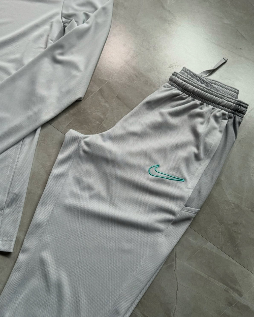 Conjunto Nike DRI-FIT 2025 (ice frozen)