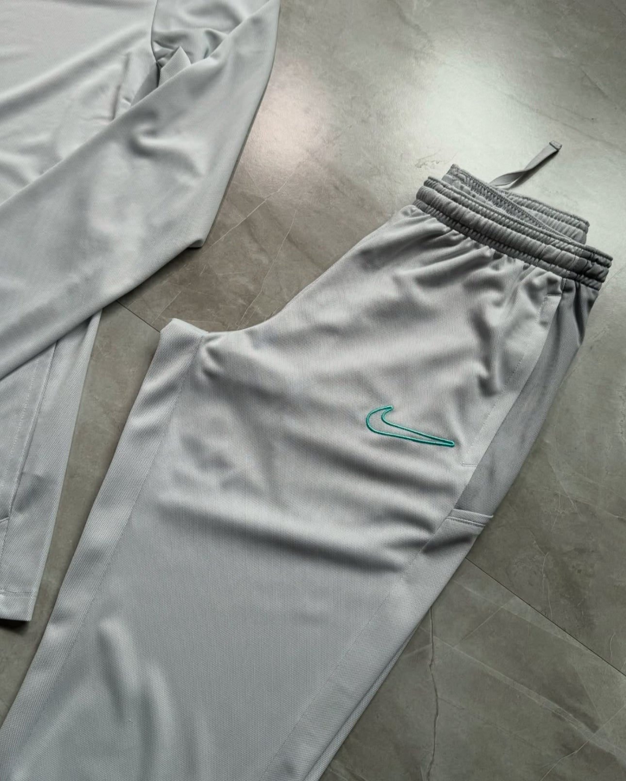 Conjunto Nike DRI-FIT 2025 (ice frozen)