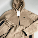 Conjunto NK Tech Fleece 2024