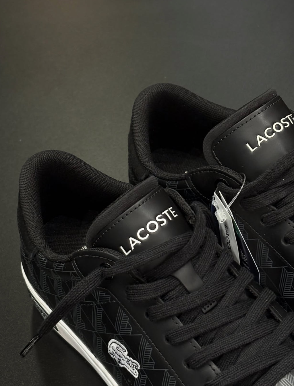 TÊNIS LACOSTE
POWERCOURT
"MONOGRAMA"