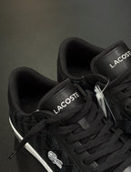 TÊNIS LACOSTE
POWERCOURT
"MONOGRAMA"