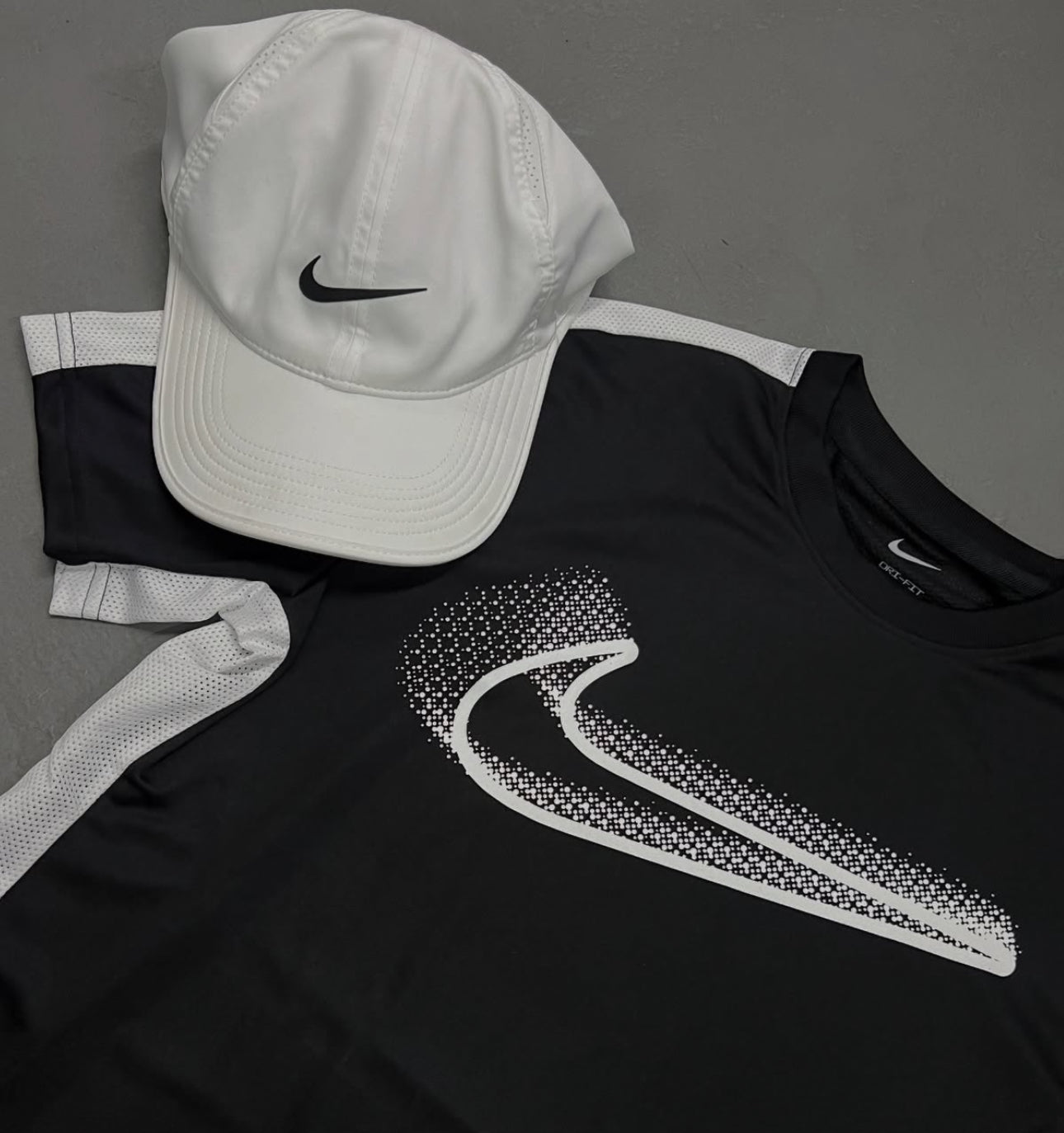 Kit NK Academy DRI-FIT 2025+ Chinelo e boné