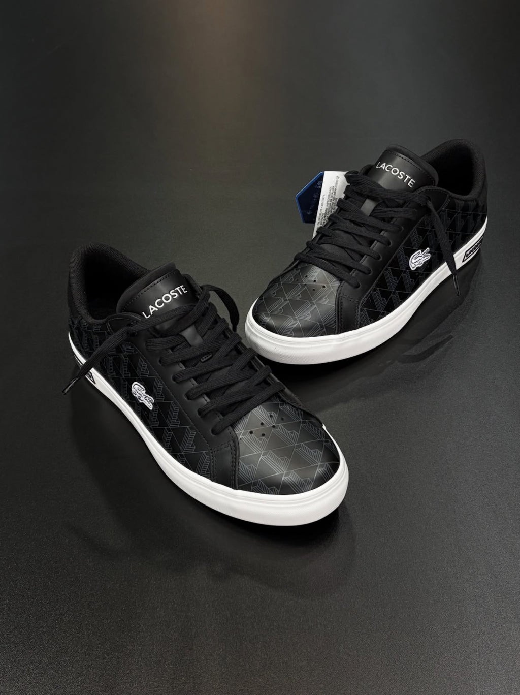 TÊNIS LACOSTE
POWERCOURT
"MONOGRAMA"